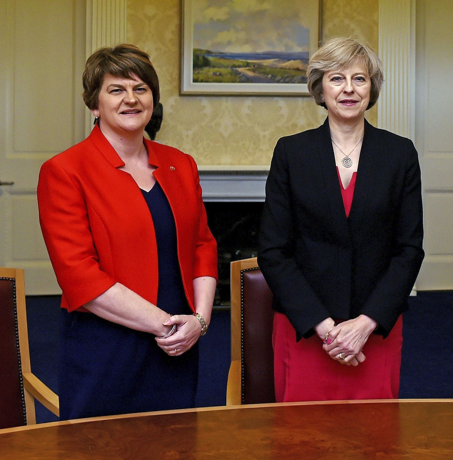 Põhja-Iirimaa Unionistide Partei liider Arlene Foster (vasakul) ja Briti peaminister Theresa May.