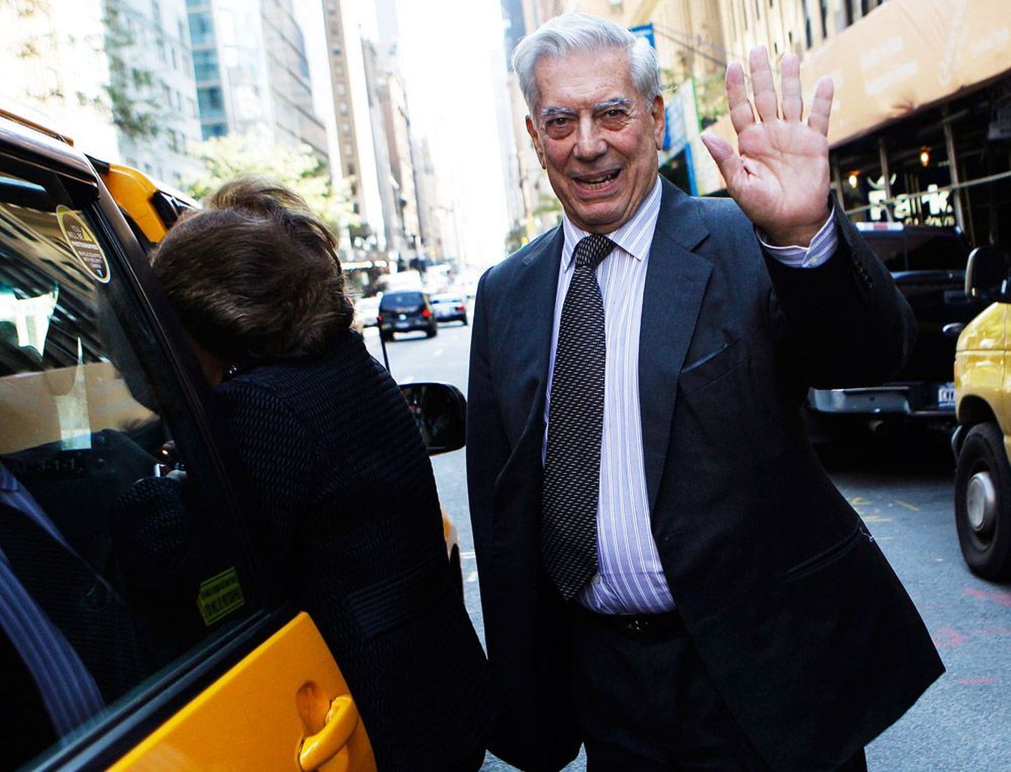 Preemiast sai Mario Vargas Llosa teada New Yorgis, kust reporterid ta kinni püüdsid. USAs peab kirjanik loenguid   kuulsas Princetoni ülikoolis.