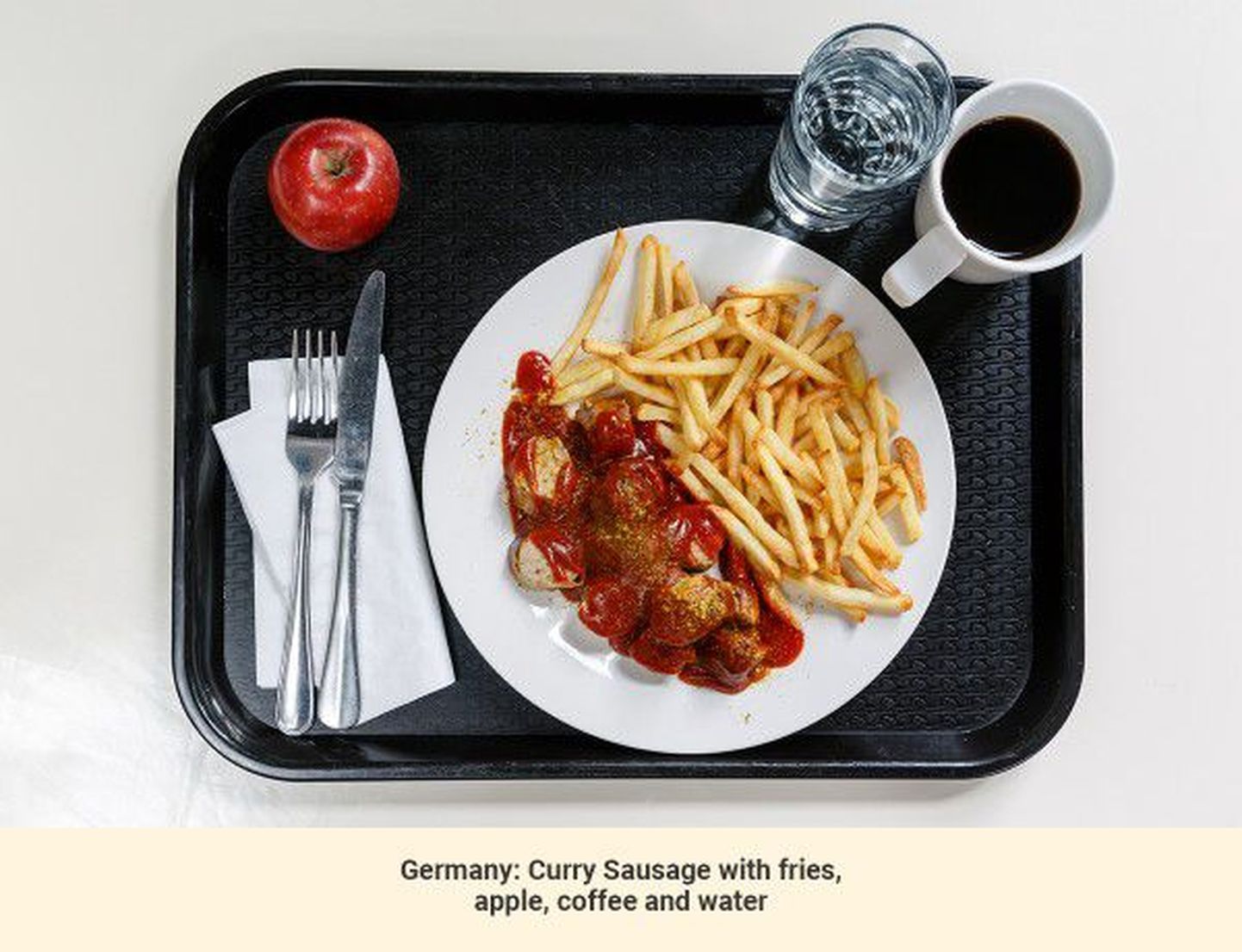 Lõunasöök Saksamaal -  curry-vorst friikartulitega, õun, kohv, vesi.