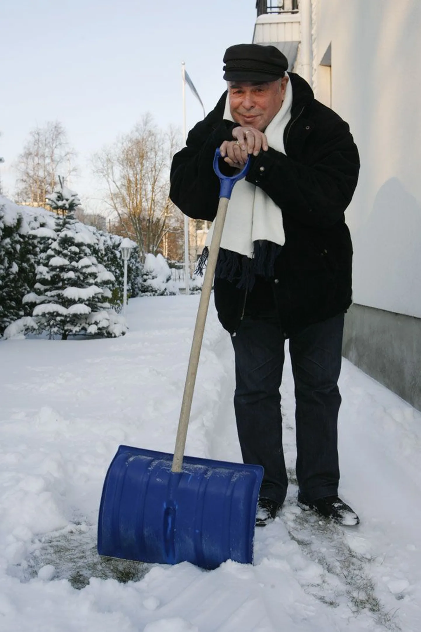 Eri Klas koduõues lund lükkamas.