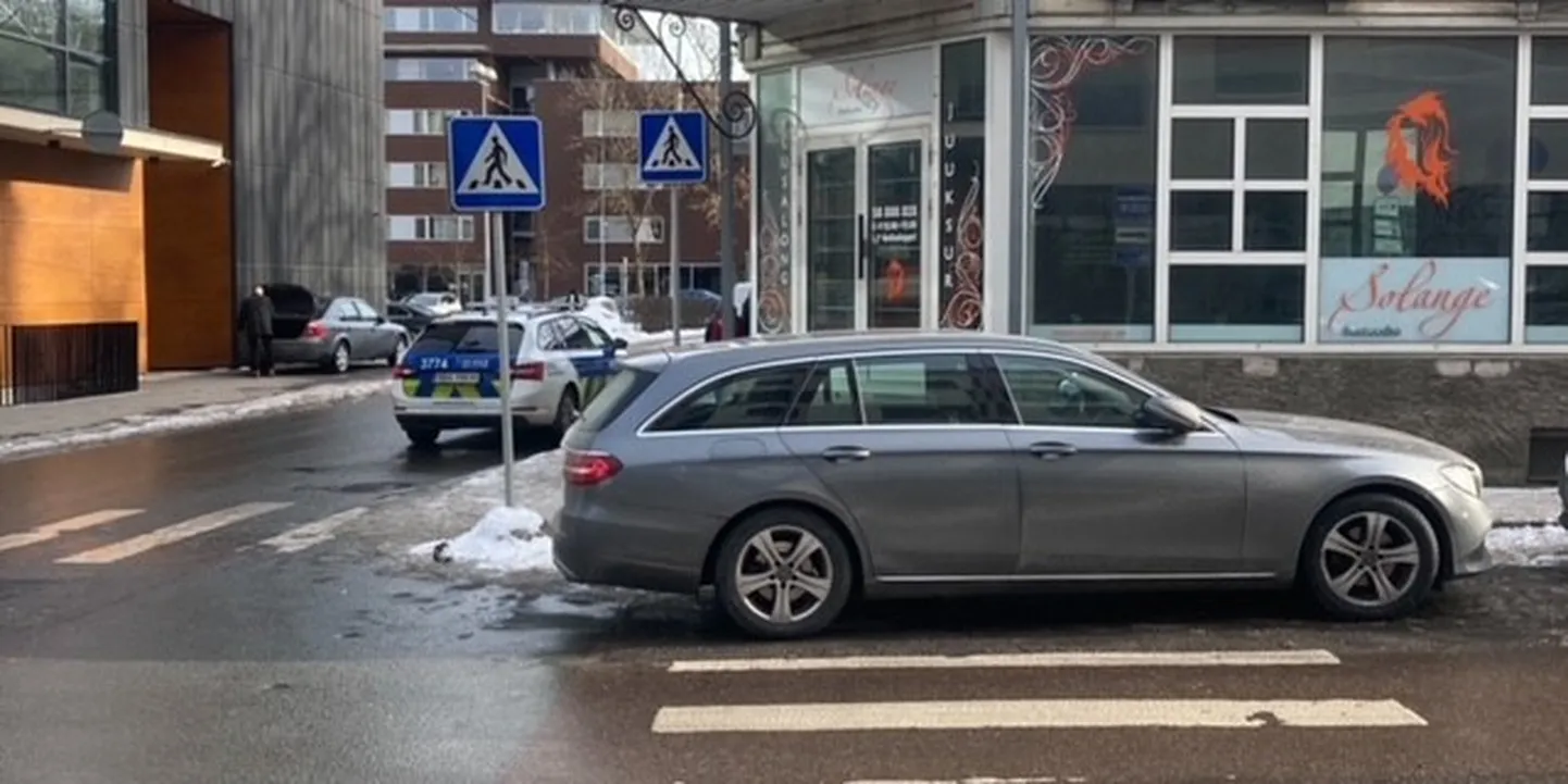 Kuigi enamasti on autojuhtimise eas inimese intelligentsuse tase arenenud tasemele, et ta jalakäijate ülekäigurajale sõidukit ei pargi, pole see paraku alati nii.