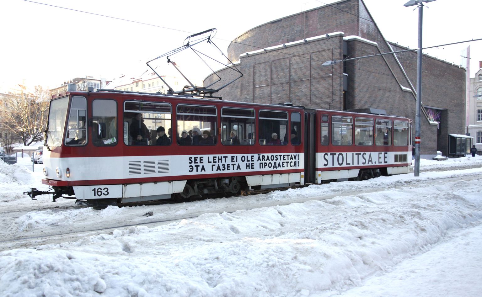 Ajalehe Stolitsa reklaam trammil.