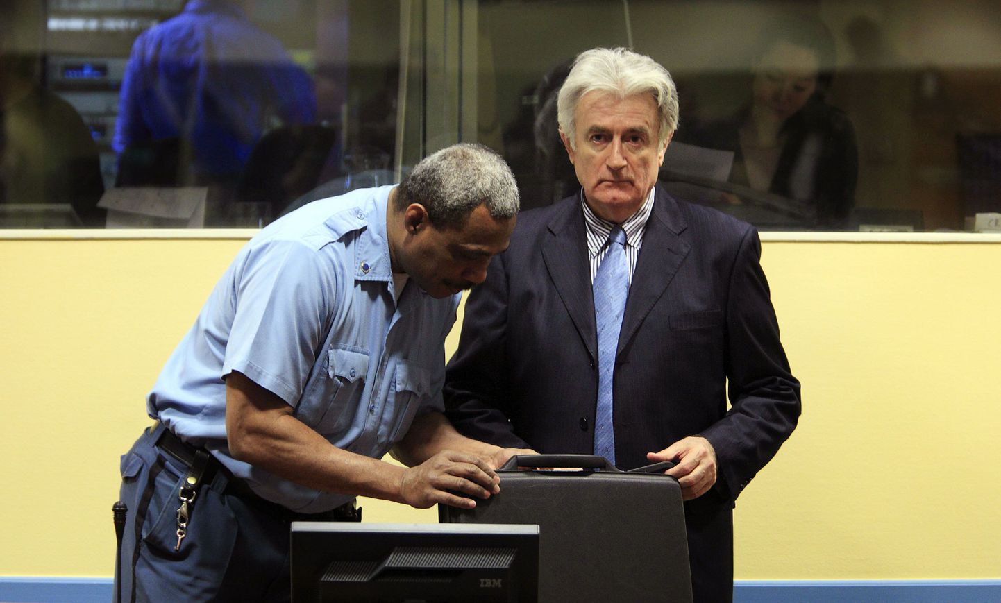 Radovan Karadzic (paremal) märtsis Haagis kohtuistungil.
