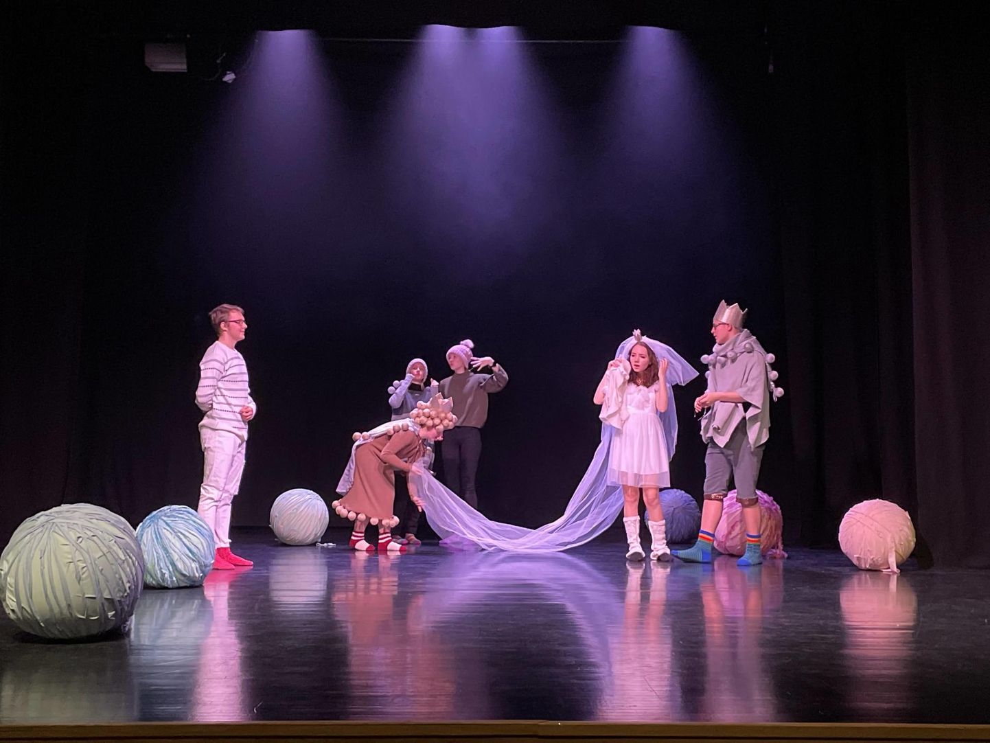 Pühapäeval astus Valga kultuurikeskuses esimest korda lavale kultuurikeskuse noorte teatritrupp LAVAL etendusega «Okasroosike».