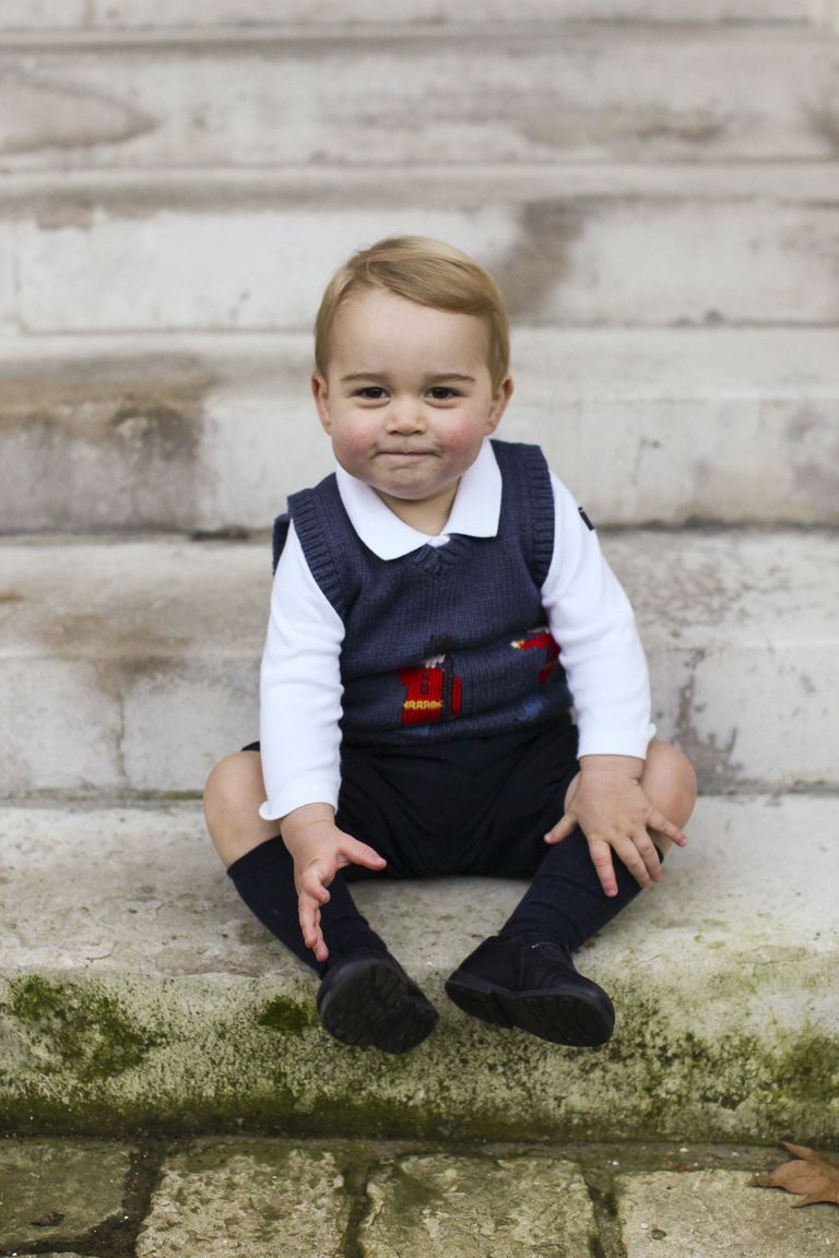 Prints George poseerimas Kensingtoni palee hoovis. Tegemist on kuningliku pere ametlike 2014. aasta jõulufotodega. REUTERS/TRH The Duke and Duchess of Cambridge/Handout via Reuters.
