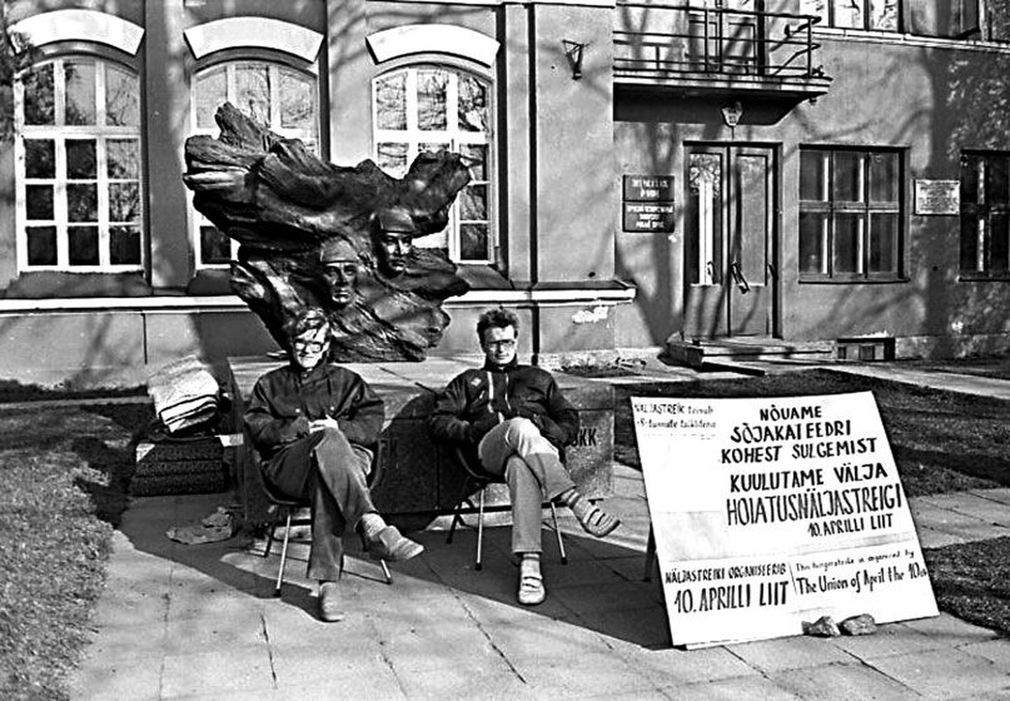 Indrek Kannik ja Ivo Rull sõjakateedri ees streikimas