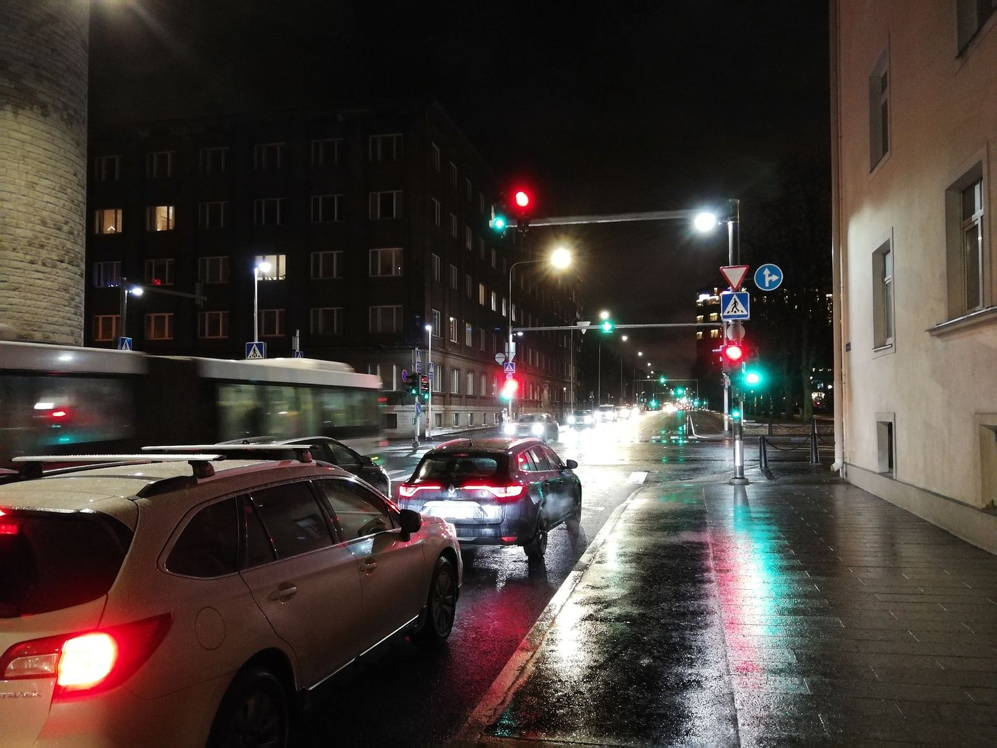 Светофор на перекрестке улиц Гонсиори и Пронкси.