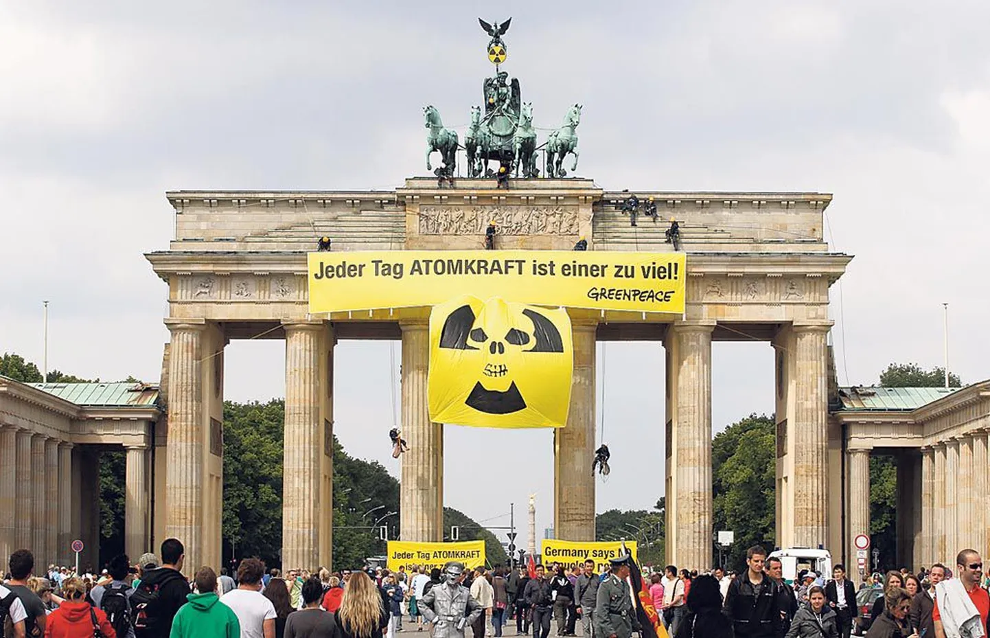 Greenpeace’i keskkonnakaitsjate sõnum Brandenburgi väraval: ”Iga päev tuumaenergiat on üks päev liiga palju.”