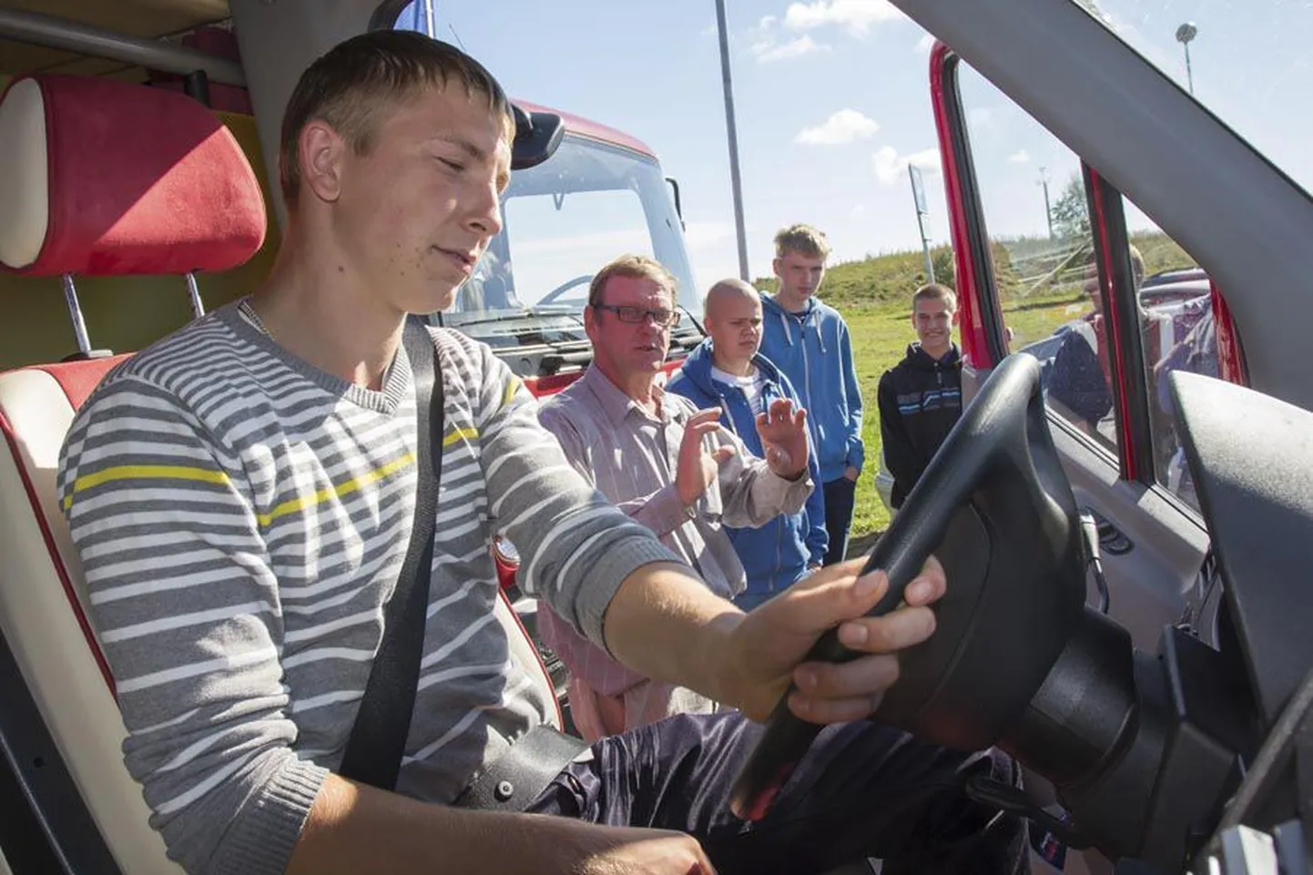 Esimesel kursusel veoauto- ja bussijuhiks õppiv Kristjan Siimon sai eile sõiduõpetaja Ady Anijärvelt näpunäiteid, kuidas loodussõbralikku ja keerukat tehnikaimet taltsutada.