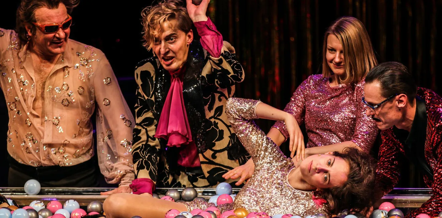 "Lotomiljonärides" näitlevad teiste seas Oleg Titov (vasakul), Aarne Soro, Ilo-Ann Saarepera, Gerda Sülla ja Janek Vadi.