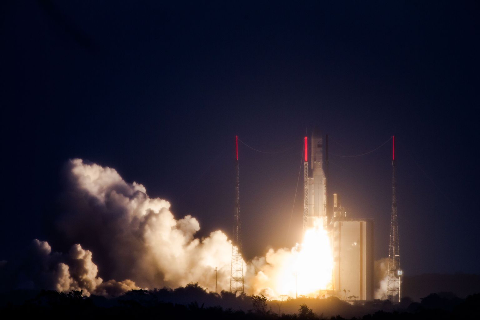 Satelliite Amazonas 3 ja Azerspace/Africasat-1a kandev rakett Ariane 5 eile Kourou kosmodroomilt startimas.