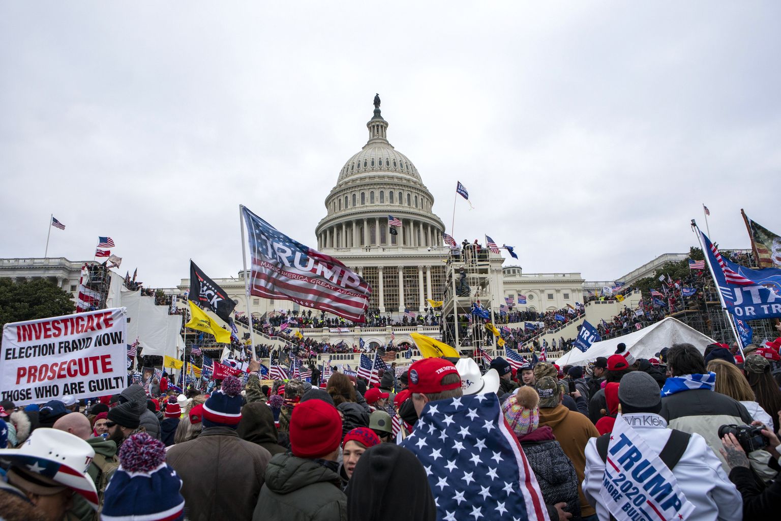 Donald Trumpi toetajad 2021. aasta 6. jaanuaril Kapitooliumile tormi jooksmas.