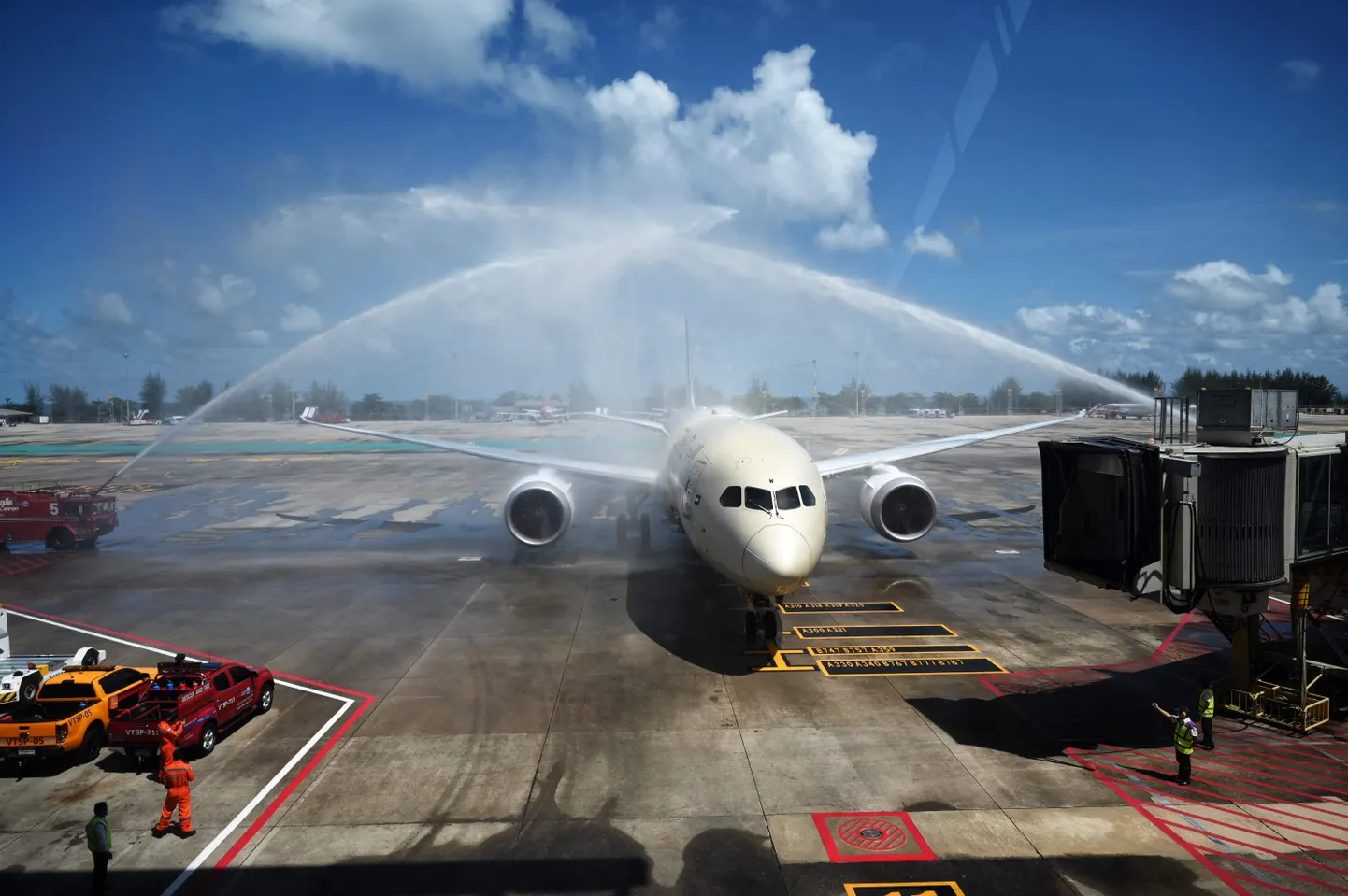Lennukit esimeste välisturistidega pärast taasavanemist tervitati Phuketi lennuväljal veekahuritega.