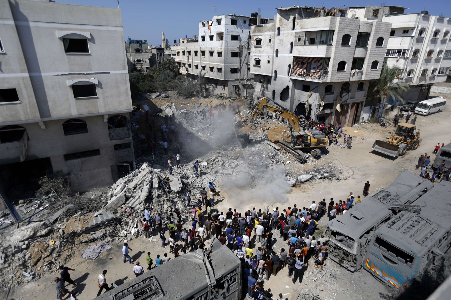 Hamasi sõjaväelise tiiva juhi Mohammed Deifi kodust jäi Gaza linnas alles vaid kivipuru ja haigutav kraater, rünnakus hukkusid tema naine ja väike poeg.