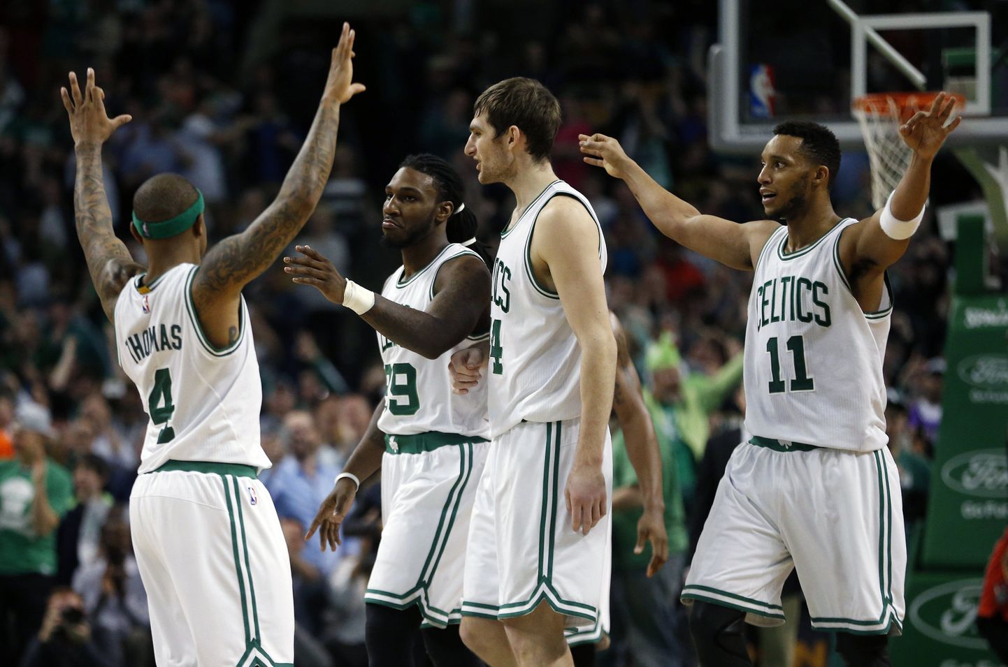 Boston Celticsi mängijad võiduviske järel rõõmustamas.