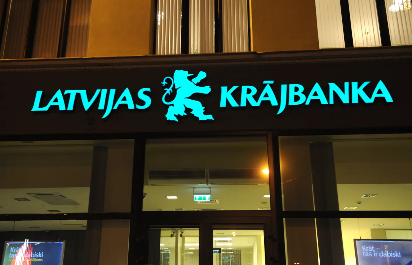 Ēka ar "Latvijas Krājbankas" logo.