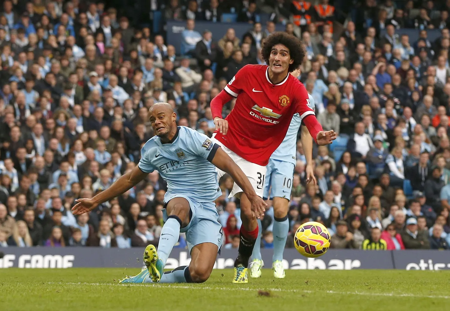 Marouane Fellaini (punases) kohtumises Manchester City vastu.