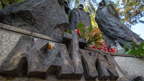 Katiņā noslepkavoto poļu memoriālā atklāta izstāde par 