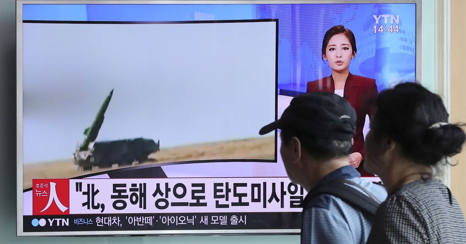 Inimesed vaatamas Souli raudteejaamas uudiseid põhjanaabri raketikatsetusest.