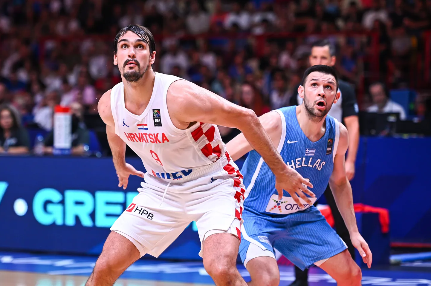 Dario Šarić (valges) võitlemas Kostas Papanikolaouga korvpalliväljakul.