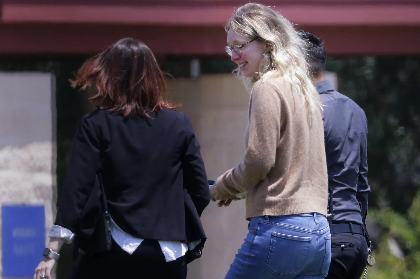 Elizabeth Holmes viidi vanglaametnike saatel naiste vangilaagrisse.