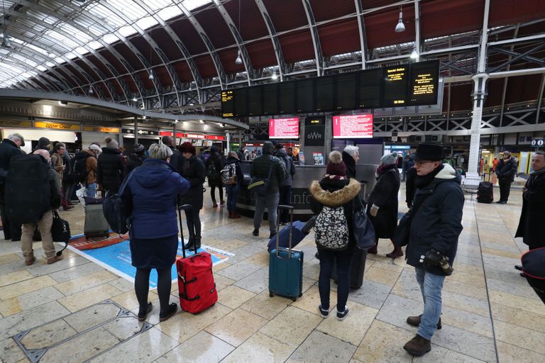 Reisjad Londonis Paddingtoni raudejaamas, kus lumetormi tõttu seiskus kogu liiklus.