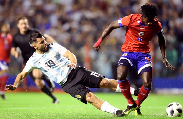 Argentiina jalgpallikoondis pidas MMi eel vaid ühe maavõistluse - Haiti alistati 4:0. Iisraeli vastu planeeritud mäng jäi turvakaalutlustel pidamata.