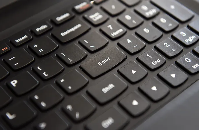 Үлкен сиськи бар жетілген қыздар