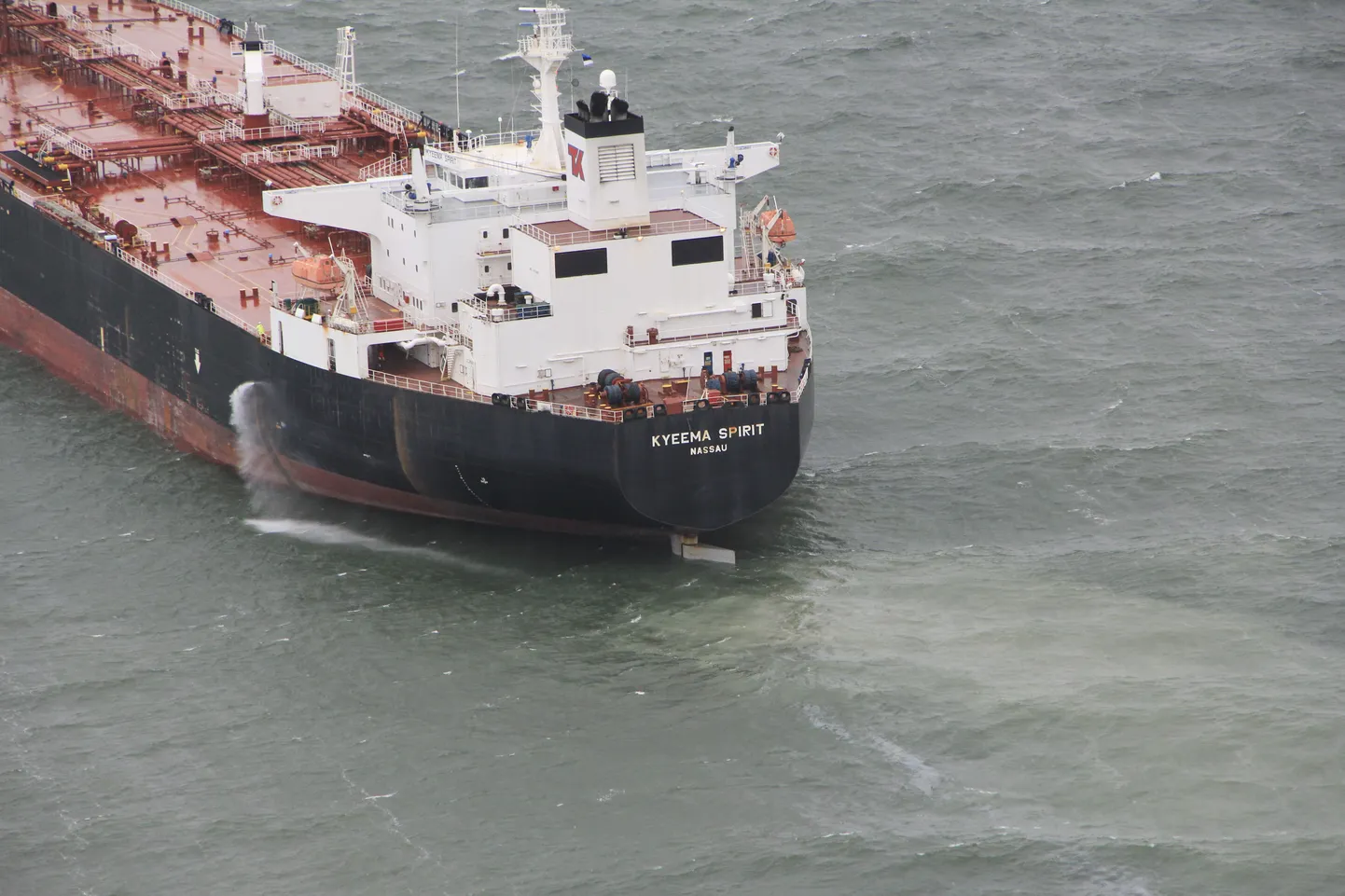 Tanker madalikul Aegna külje all