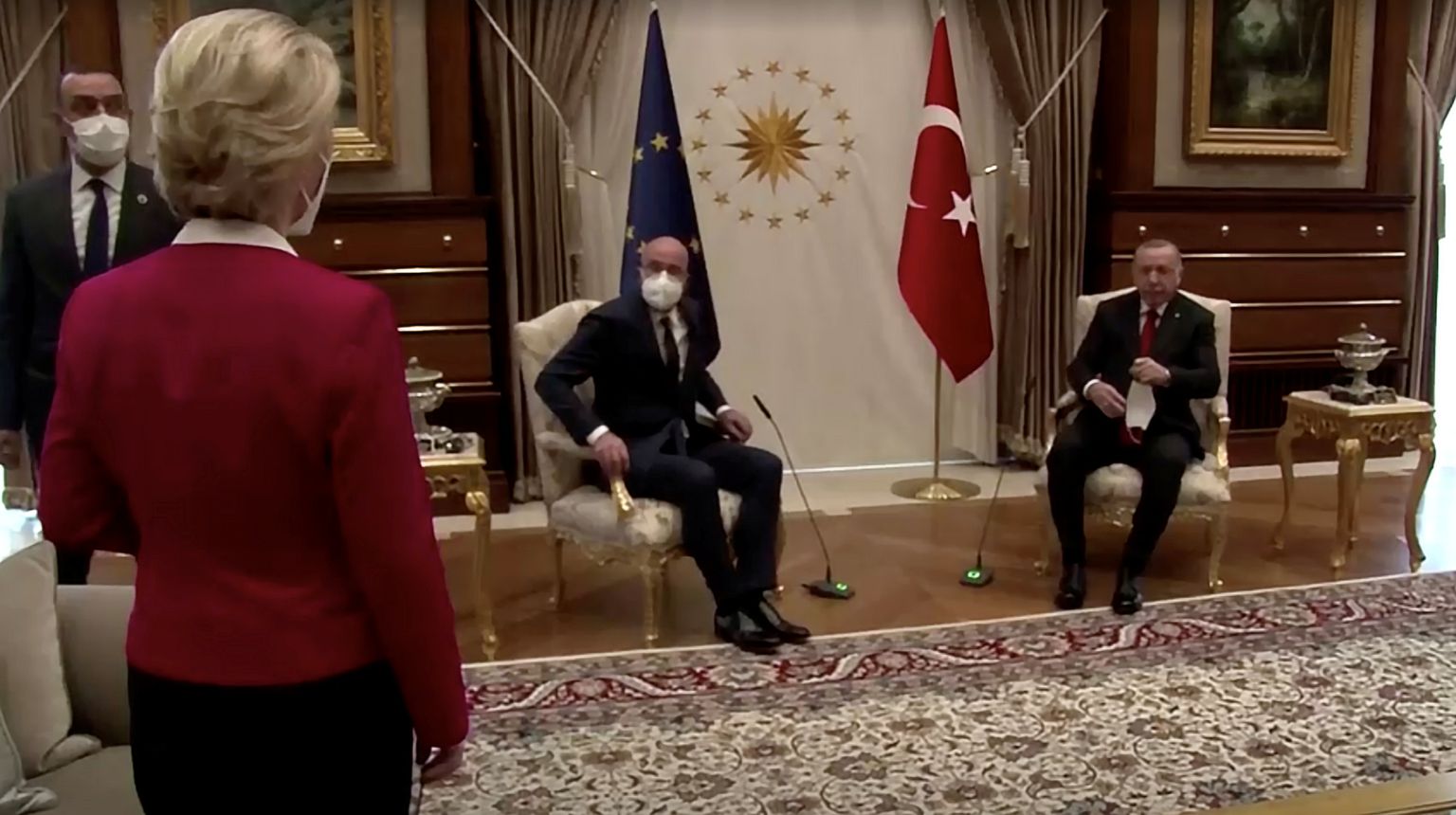 Euroopa Komisjoni president Ursula von der Leyen seisab, kui Euroopa Ülemkogu eesistuja Charles Michel a Türgi president Recep Tayyip Erdoğan istuvad. Kohtumine toimus 6. aprilil Türgis Ankaras