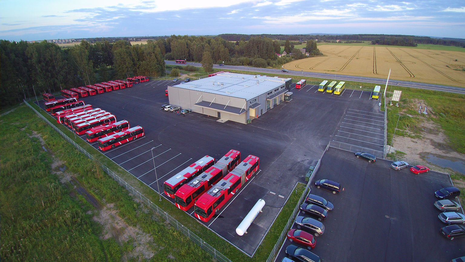 Sebe uus bussidepoo Valga maantee ääres Tartu piiri taga hakkas täistuuridel tööle. Majas on kontor, juhtide puhkeruumid, remondikoda ja pesula. Parkimiskohti on 85 bussile.