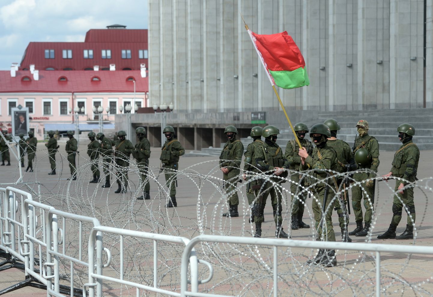 Valgevene julgeolekujõud okastraadi ja tõkete taga enne opositsiooni pühapäevast meeleavaldust Minskis.