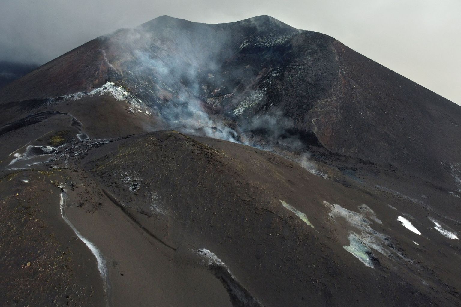 Vaikselt suitsev Cumbre Vieja vulkaan La Palmal.