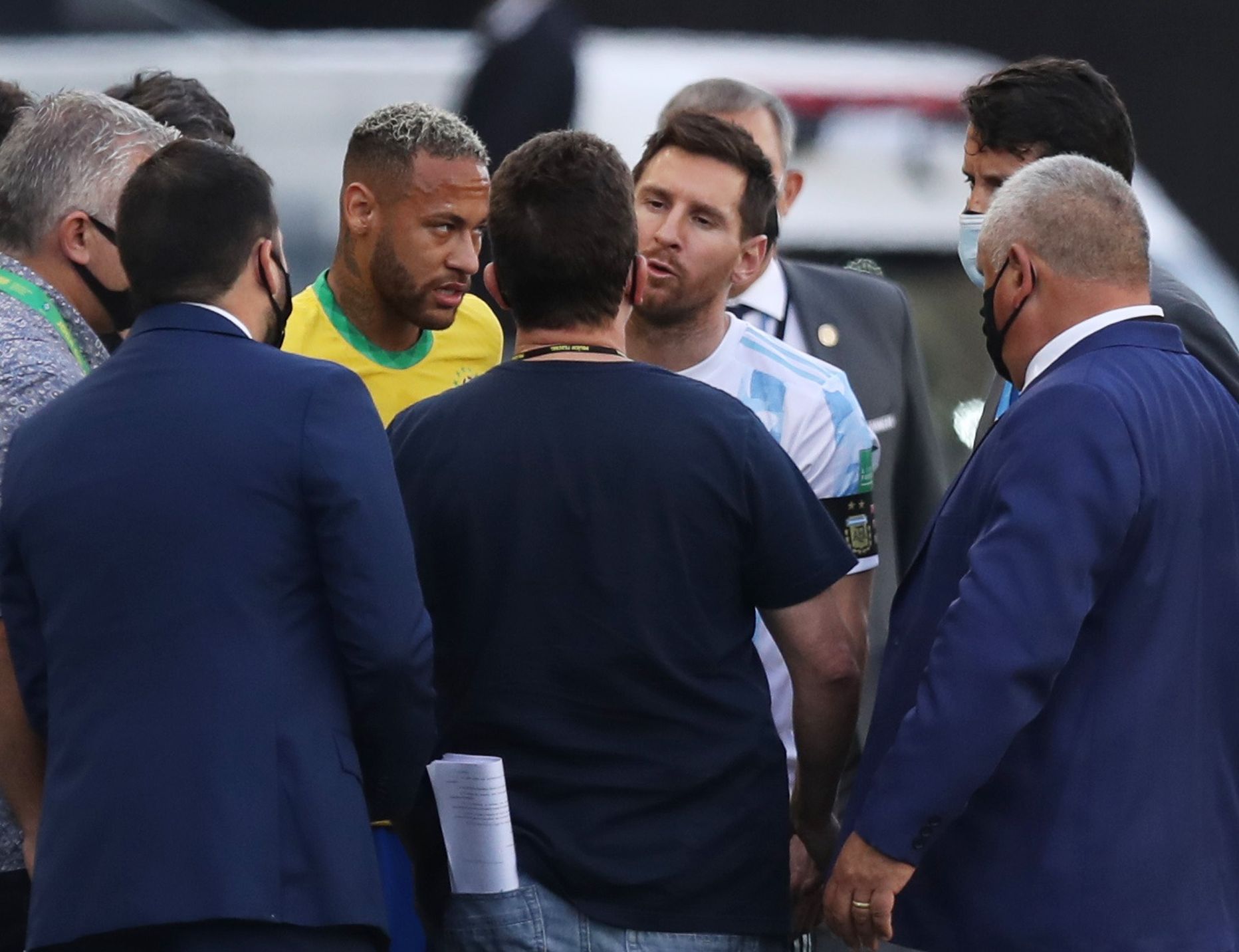 Brasiilia ja Argentina lahingus oodati Lionel Messi ja Neymari vastasseisu, kuid tähelepanu võtsid endale hoopis ülikondades ametnikud.