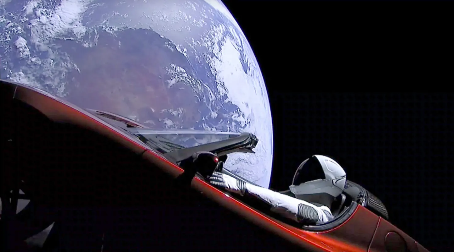 Tesla Roadster kosmosā