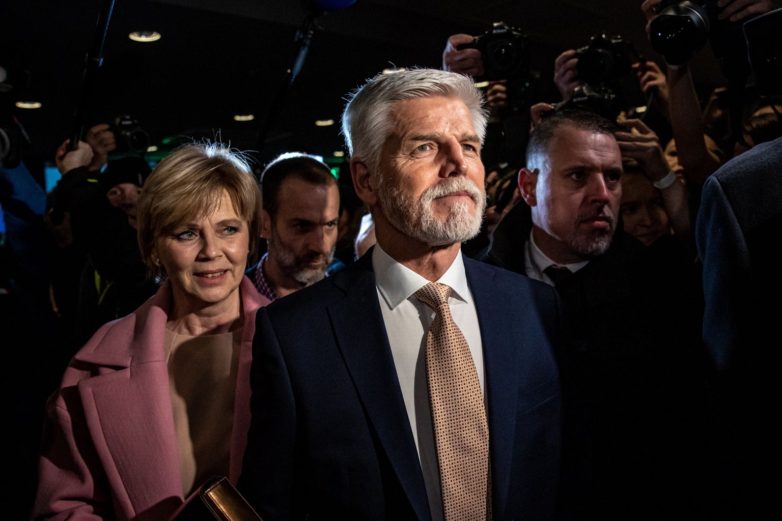 Tšehhi presidendikandidaat Petr Pavel koos abikaasa Eva Pavlovaga valimispäeval.