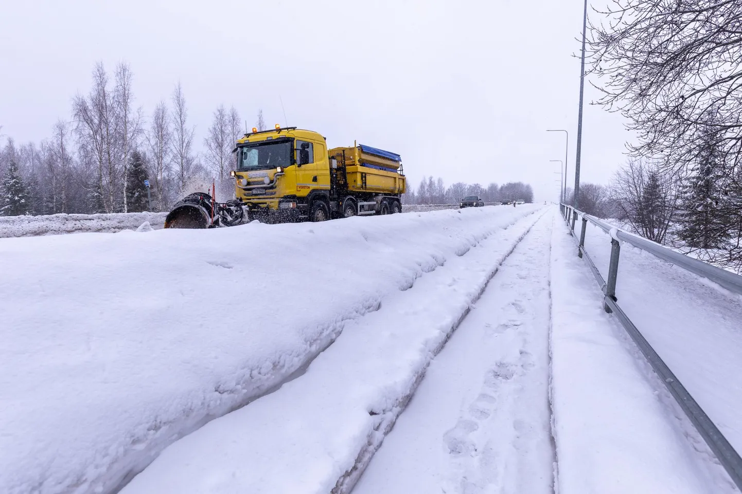Kui viadukti jalakäijate teel kaks lapsevankriga jalutajat kokku saavad, on olukord üsna nutune.