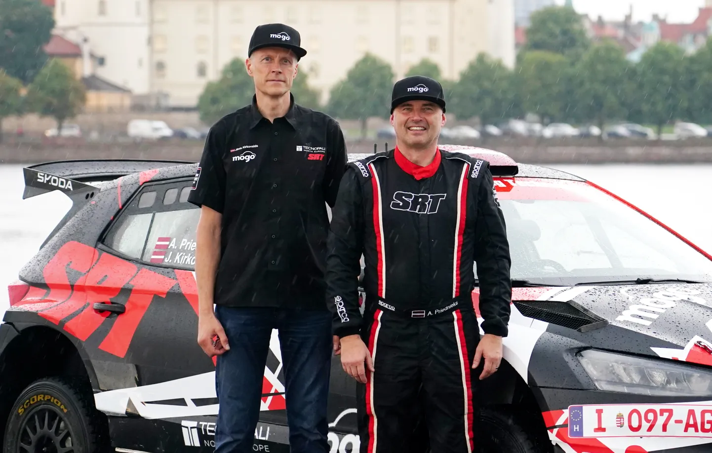 Rallija stūrmanis Jānis Kirkovalds (no kreisās) un pilots Arturs Priednieks "Tet Rally Latvia" starta pasākumā uz AB dambja.