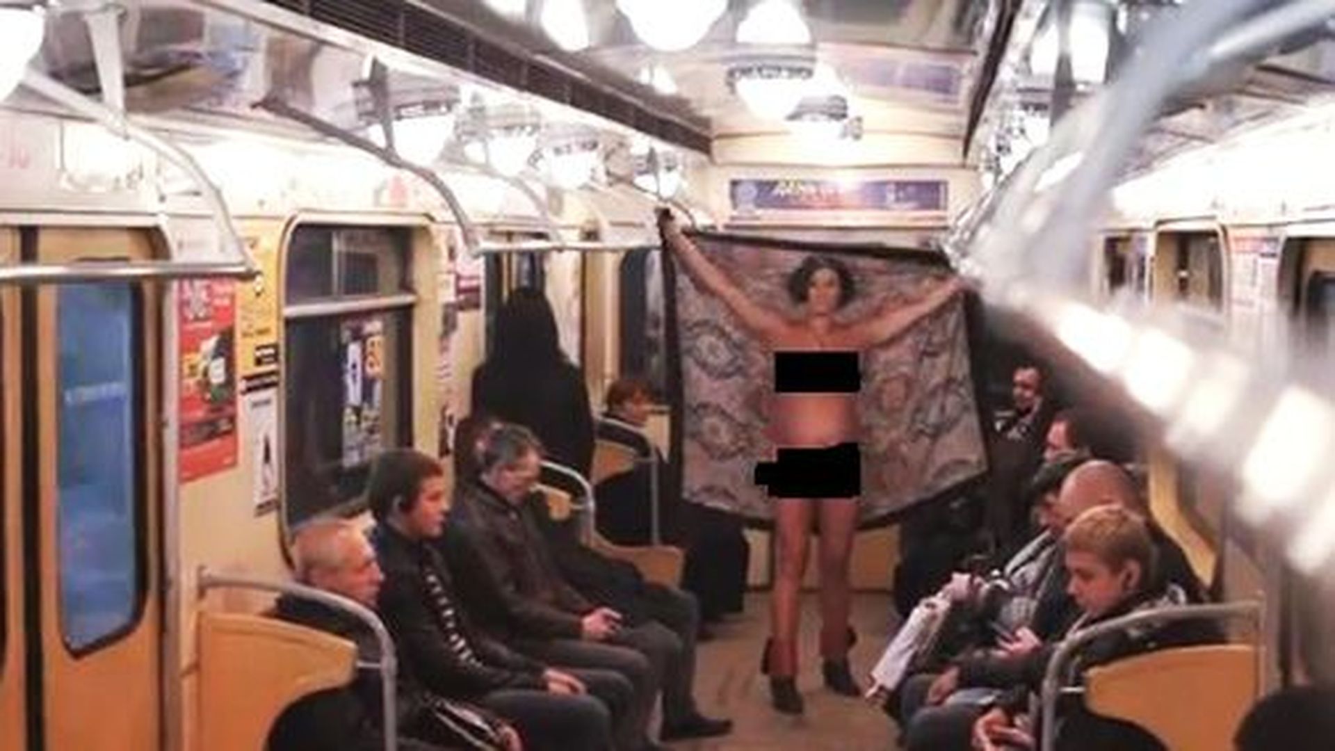 Голая украинка в киевском метро фото