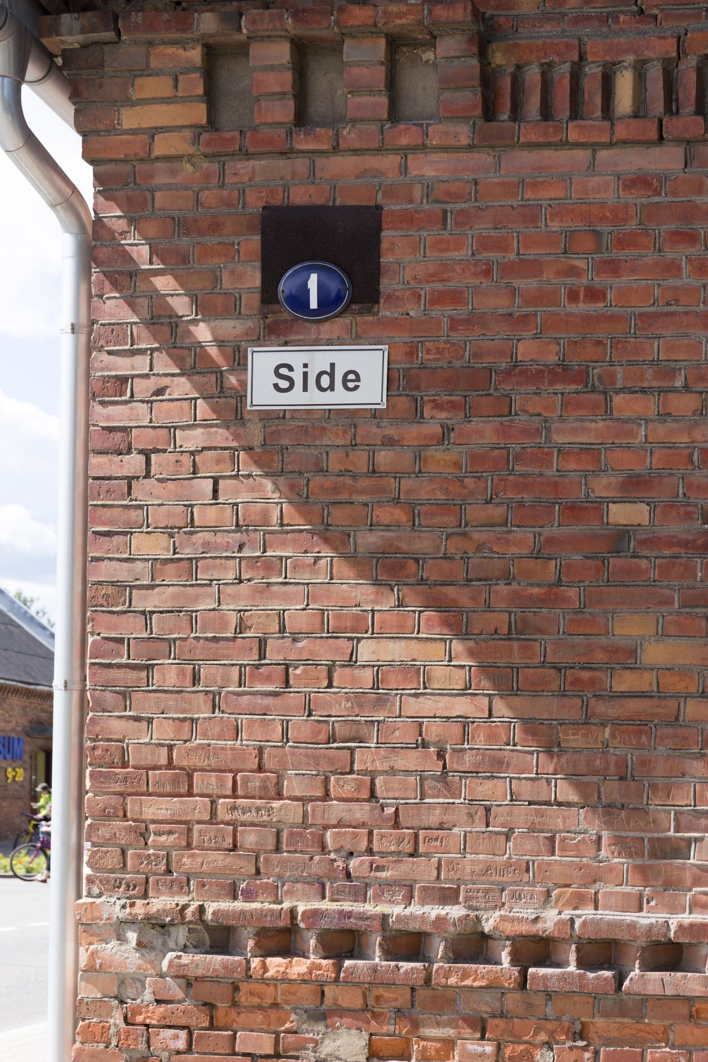 Side tänavat teati Eesti Vabariigi algusaegadel kui Itaalia tänavat. Seda, kas tänava ajalooline nimi taastatakse, otsustab volikogu järgmisel kuul.