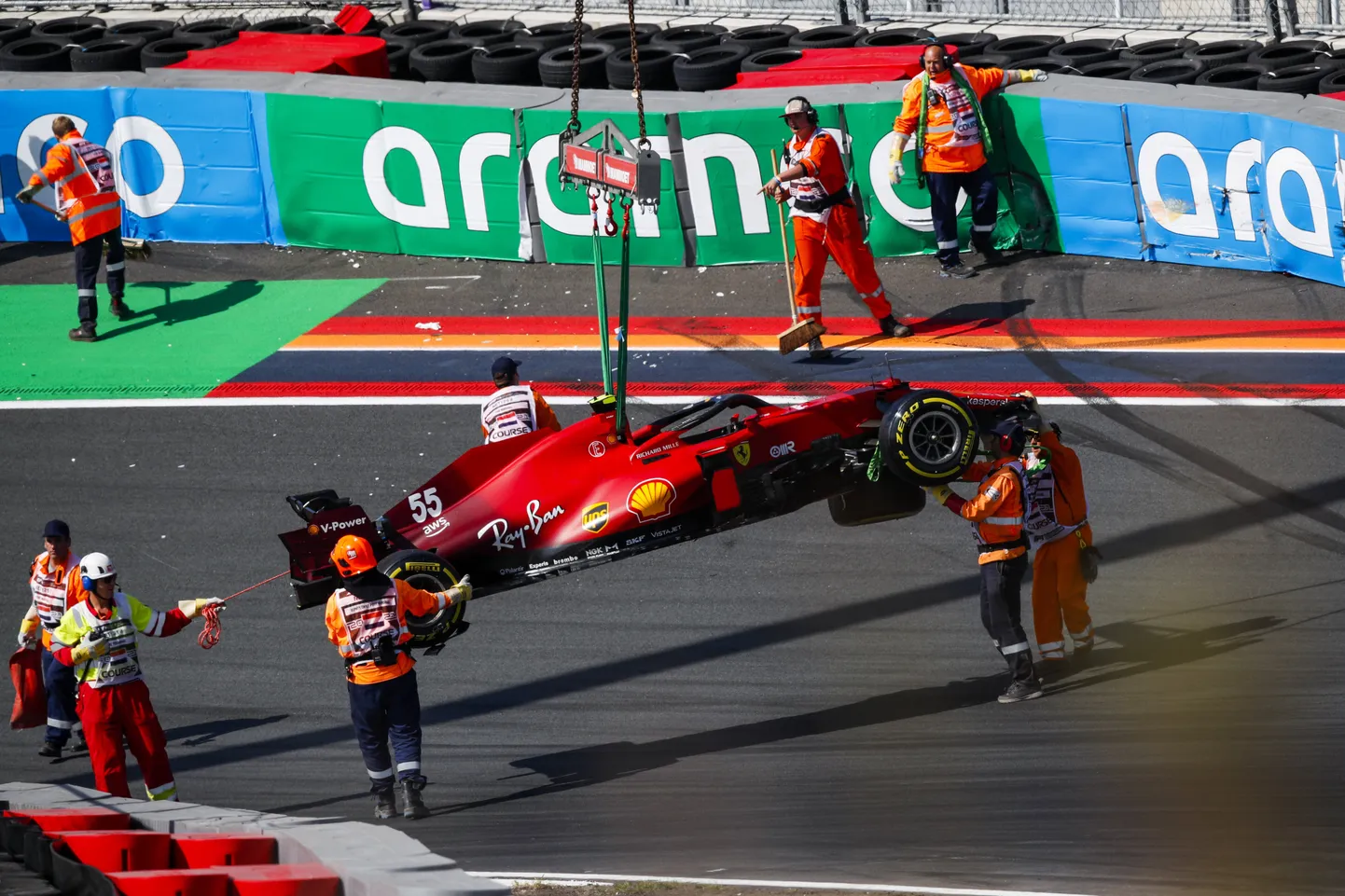 Carlos Sainz tegi vabatreeningul jõulise avarii ja tema sõiduk tuli tõstukiga rajalt eemaldada.