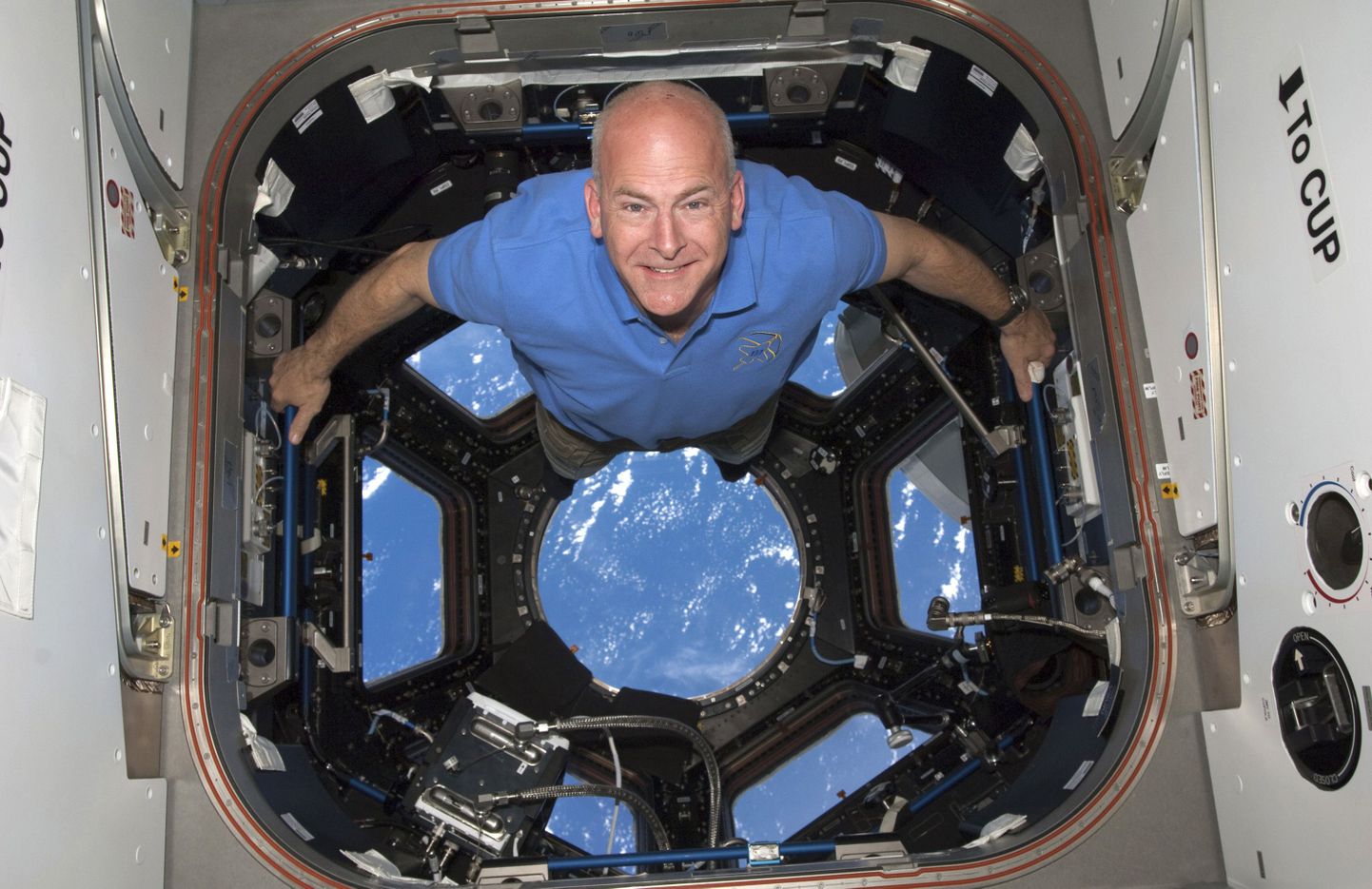 USA astronaut Alan Poindexter Rahvusvahelise Kosmosejaama vaatluskuplis