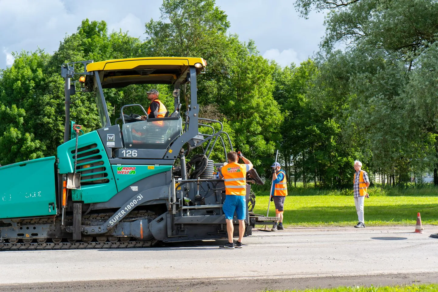Praegu teevad osaühingu RoadWest töömehed Viljandis teedele igasuvist taastusremonti. Sügisest peaks aga see firma hakkama linnas sõiduteid hooldama.