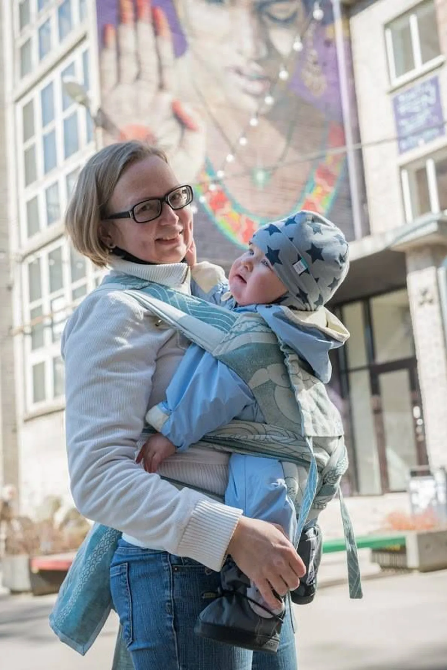 Lapsi kantakse südame lähedal, ei ole vahet, kas ema, isa, või nende mõlema. Kadi Kriit lapsekandmismarsil