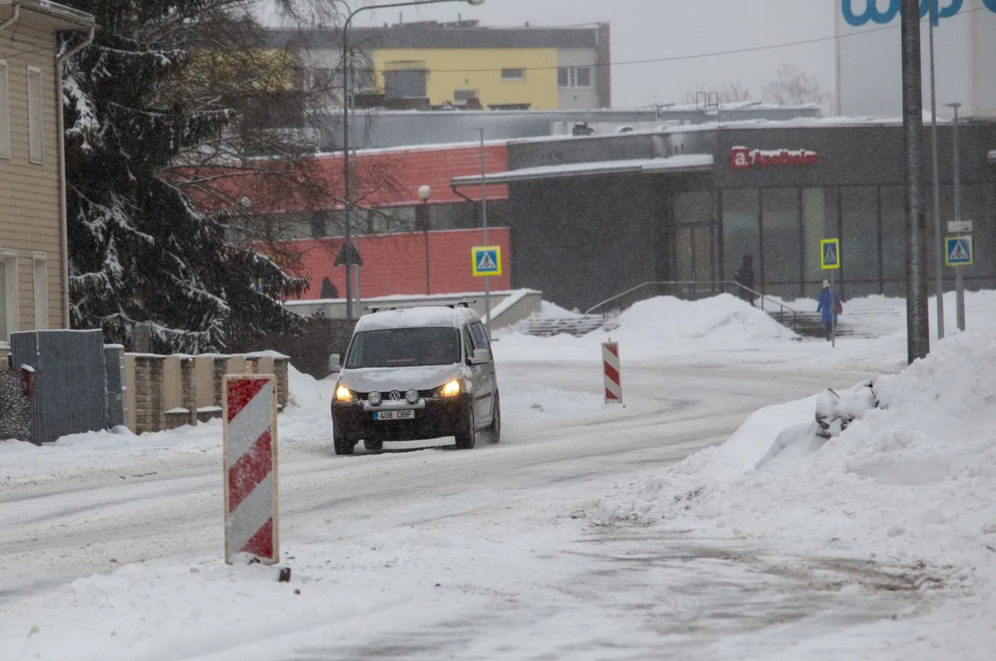 Kagu tänavale ja mõnisada meetrit eemale Jakobsoni viaduktile on ajutiselt pandud kolm märki, mis seisavad aukude peal.