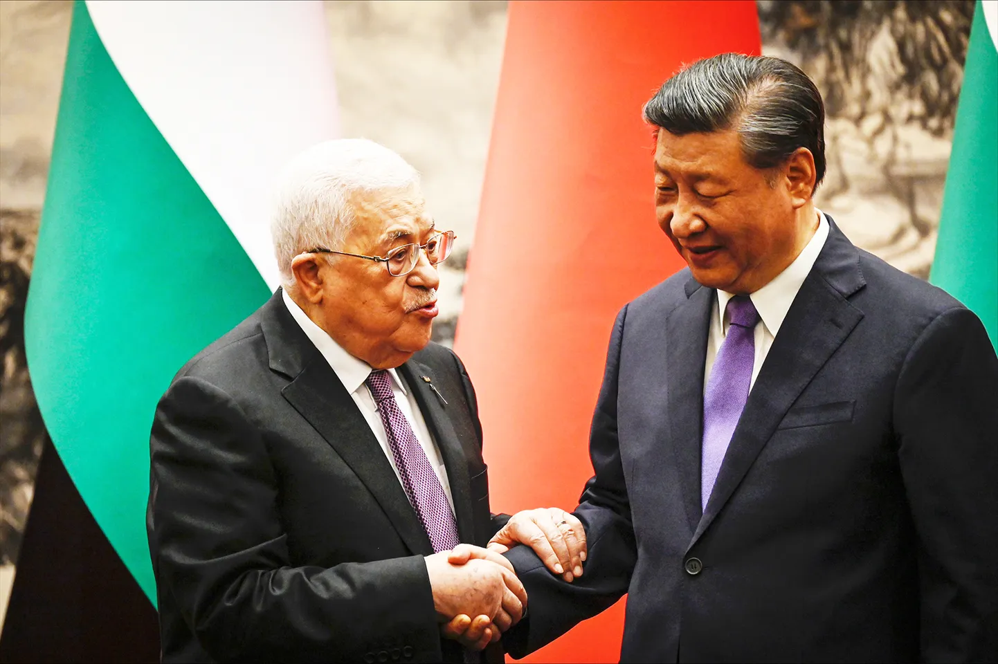 Palestīnas un Ķīnas prezidenti Mahmuds Abass un Sji Dzjiņpins tikšanās laikā Pekinā 14. jūnijā.