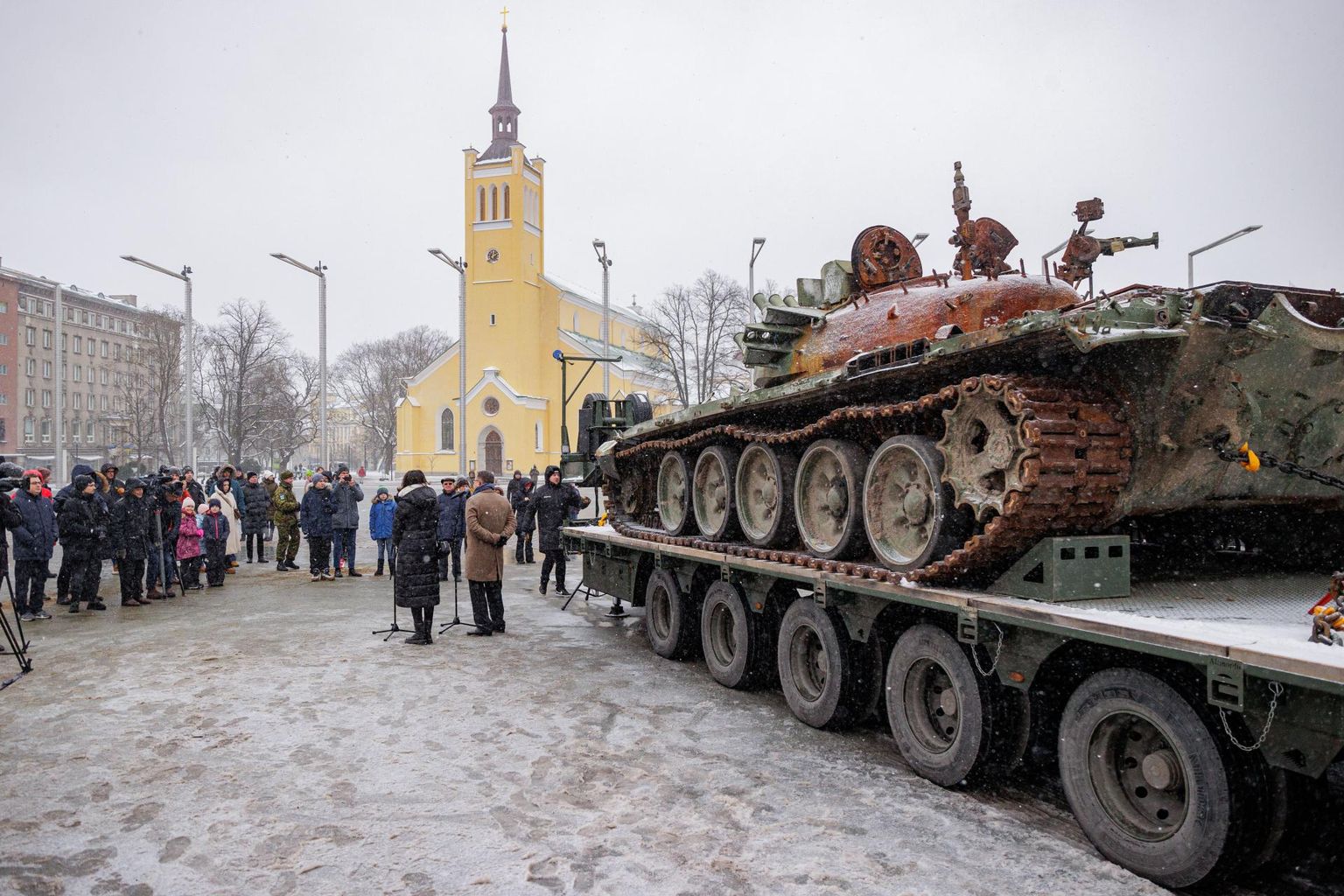 Vabaduse väljakule toodud Ukraina vägede poolt purustatud Vene tanki T-72.