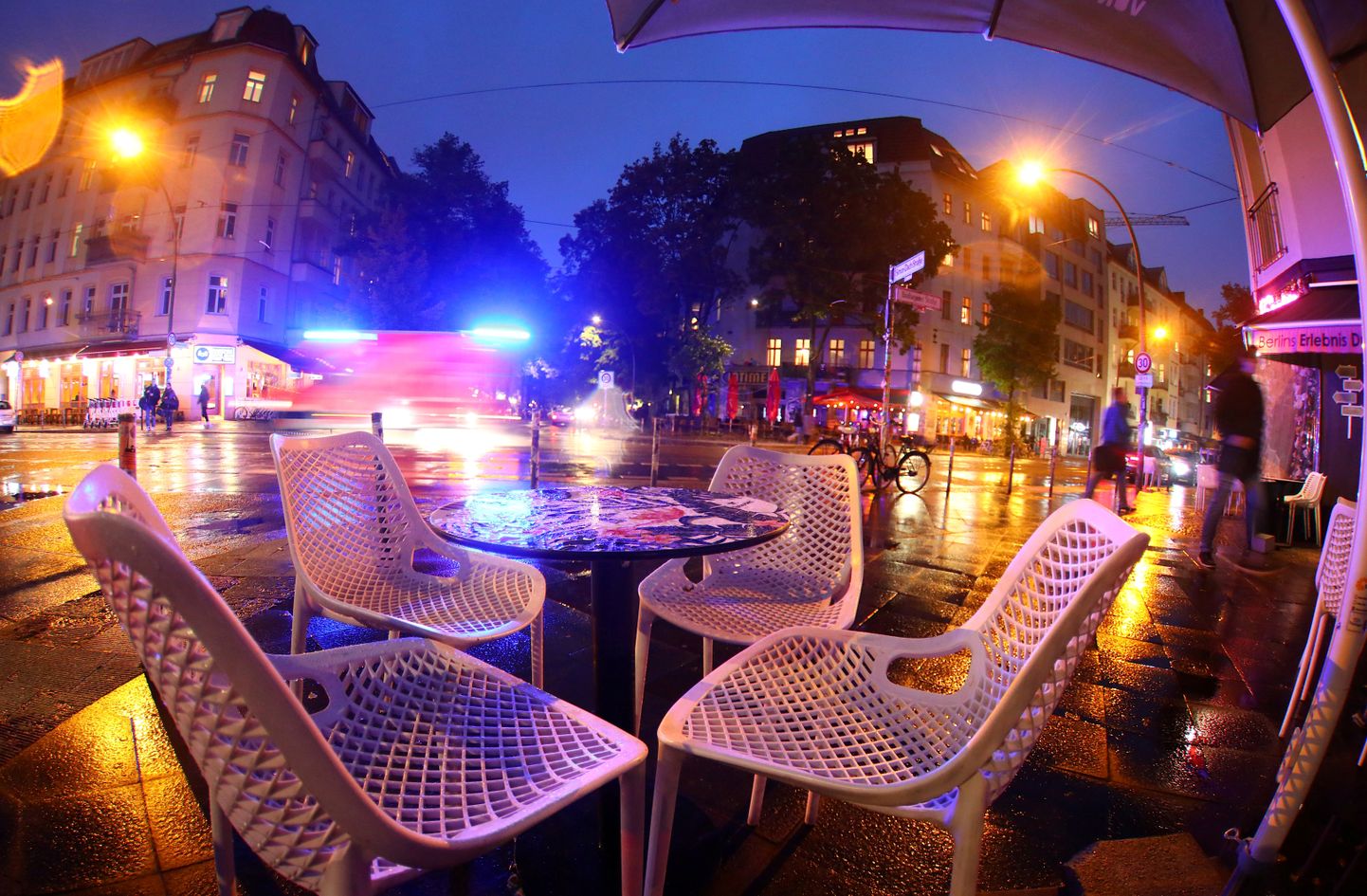 Tühi laud Berliini restorani terrassil.