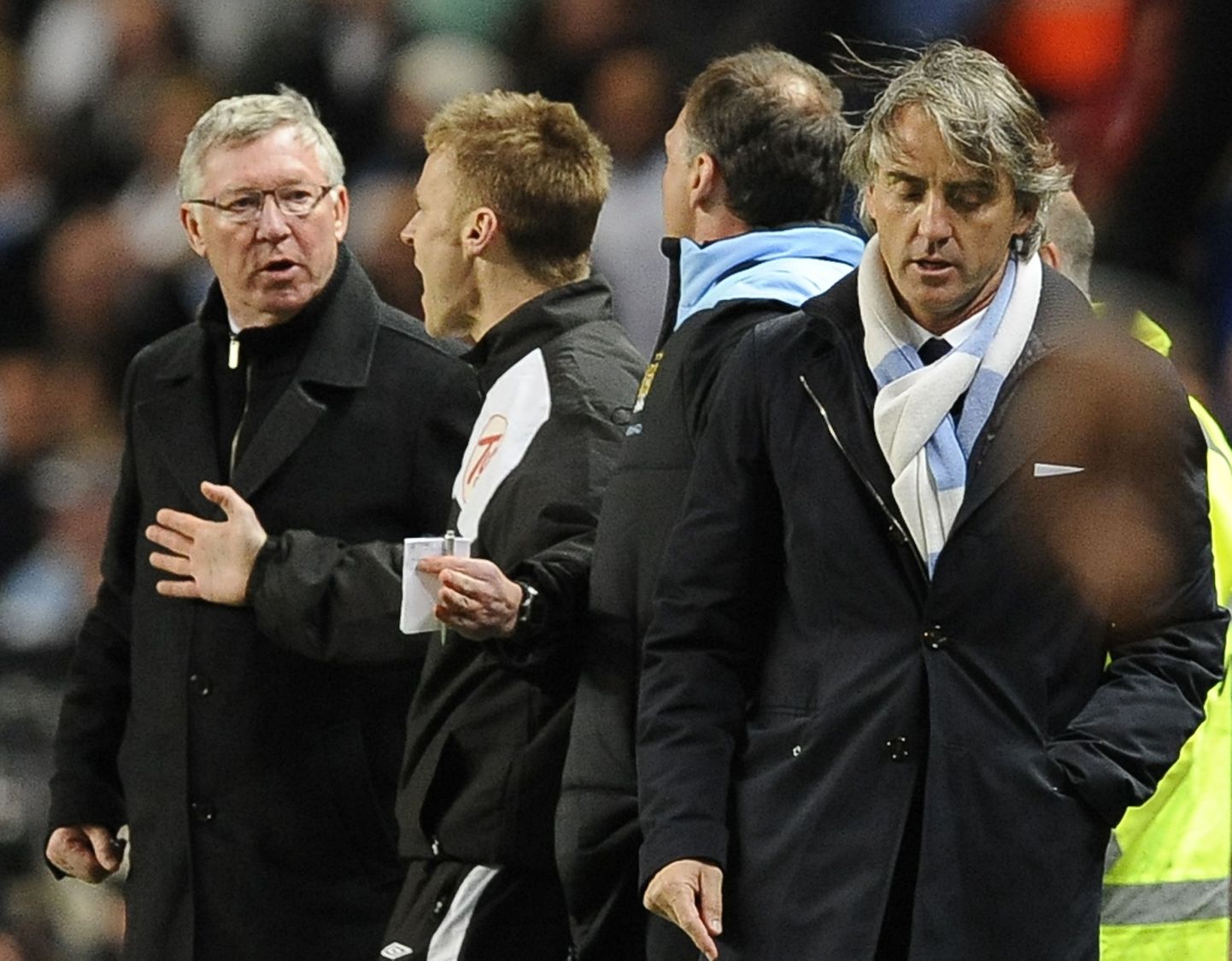 Manchester Unitedi peatreener Sir Alex Ferguson (vasakul) ja Manchester City juhendaja Roberto Mancini (paremal) sattusid aprillikuise omavahelise mängu ajal sõnasõtta.