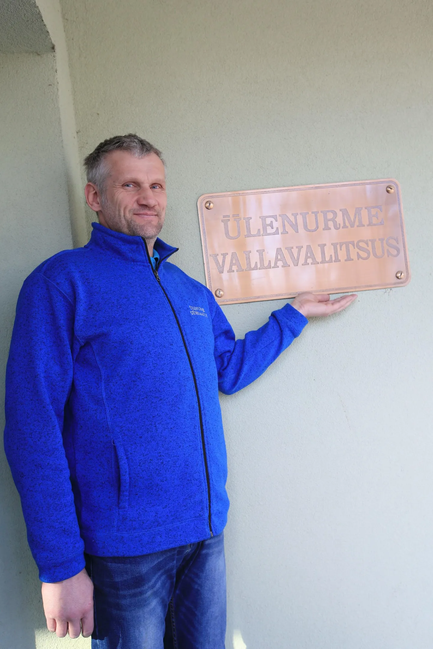 Kambja vallavalitsuse ukse ees seisab endiselt silt «Ülenurme vald». Vallavolikogu esimees Heiki Sarapuu kinnitas, et see vahetatakse varsti välja, uus silt valla seadusliku nimega on tellitud.